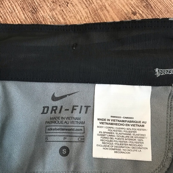 Nike Dri Fit Grey Printed 3/4 Leggings - Picture 2 of 3